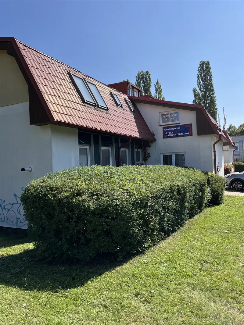 Zastřižený živý plot u budovy